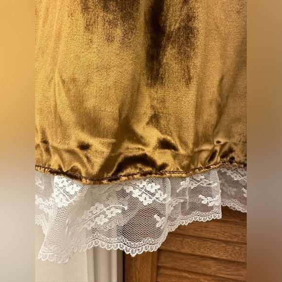 Club Monaco Size 2 Gold “Amber” skirt with white lace. Brand new with tags. - Picture 2 of 10